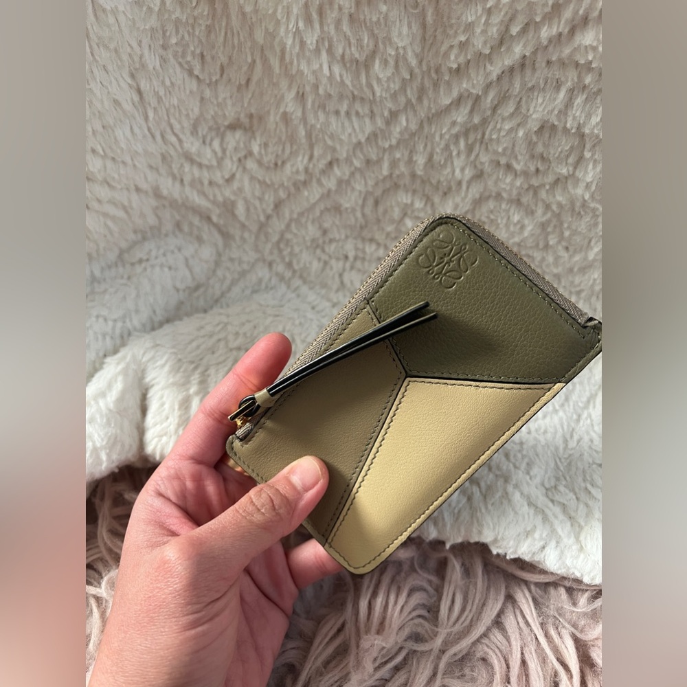 Authentic 💯‼️Loewe puzzle zip card case multicolor